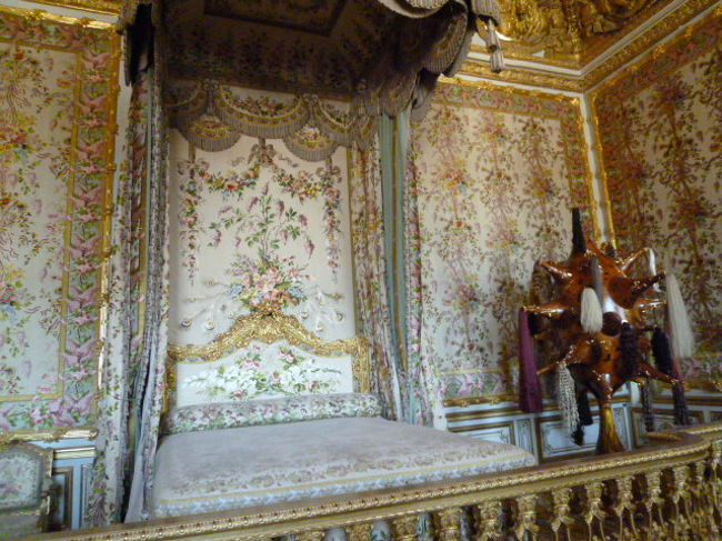 で、こちらの王妃の寝室には隠し扉があってこっそり逃げられるそうです。