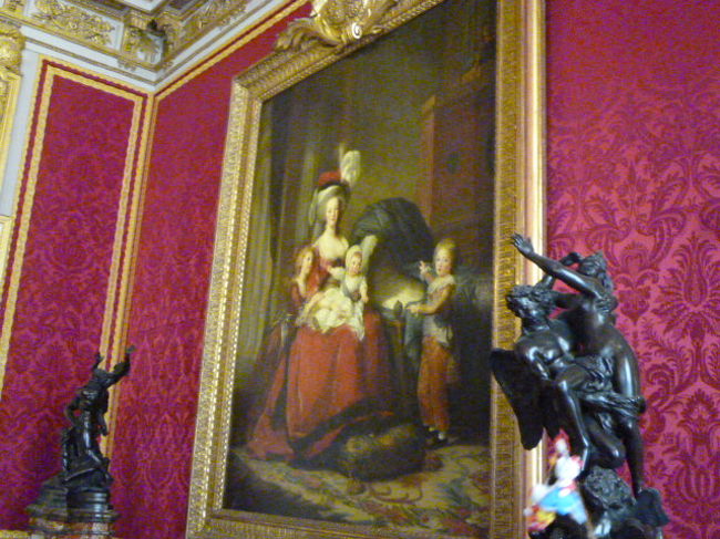 あ、有名な絵ですね。<br />「マリーアントワネットと子供たち」<br /><br />豪華な衣装、幸せそうな王妃と子供たちの姿は、その後めちゃくちゃになるんですね。