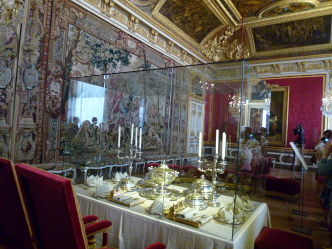 こちらは大膳式の間で、食事のお部屋。<br /><br />すごく豪華です。