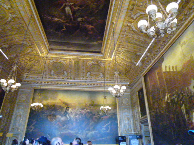 採点いや祭典の間です。<br /><br />巨大な絵画が壁面を覆っています。