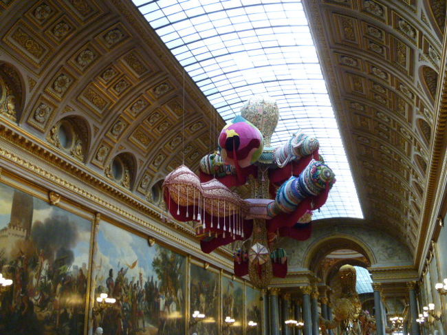 では現代アートとの共演を楽しみつつ、ベルばらのムードを味わいます。<br /><br />これはカラフルな不思議なオブジェ。タコのような感じ？