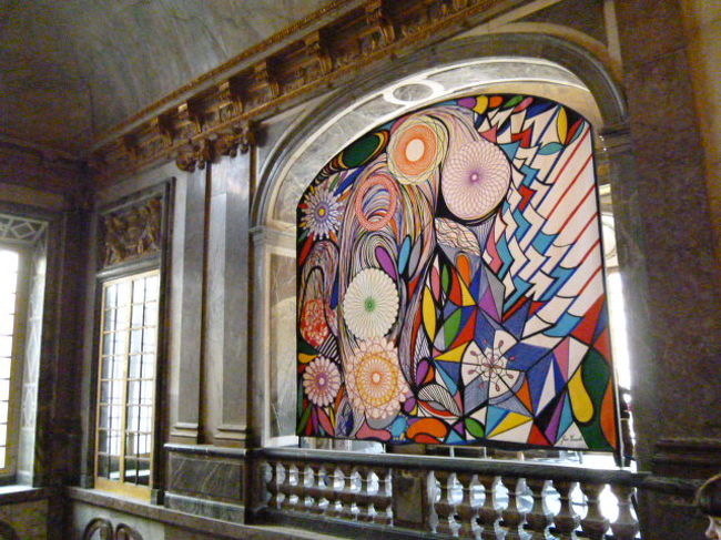 こんなステンドグラスちっくな現代アートも。