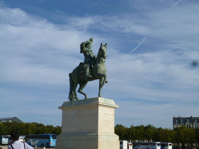 宮殿前の立派な像はルイ14世の騎馬像です。<br /><br />ブルボン王朝の時代はさぞやすごかったんでしょうね。<br /><br />ベルサイユ宮殿行くなら半日のバスツアーか、自分のペースでゆっくり見たい人は地下鉄・RER　C線利用になりますが、かなり疲れるのでどっちがいいのかな。