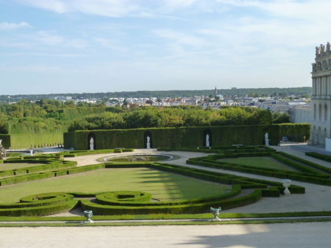 宮殿内から庭園を撮影。<br /><br />とにかく広い。
