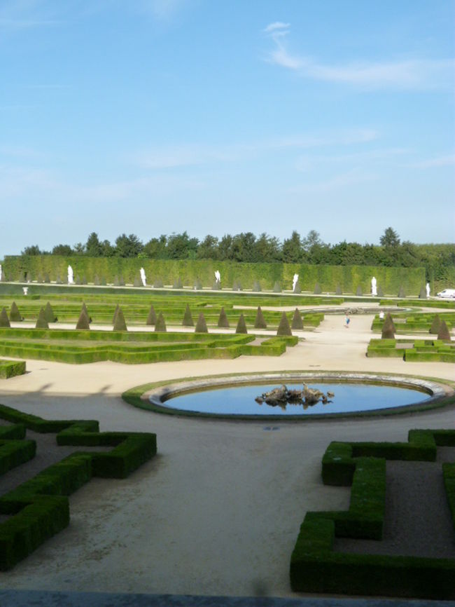 噴水やはっきり区画された庭園、こだわりの美意識を感じます。