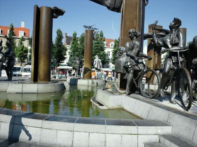 道に迷って、駅方面に戻ったら、ザンド広場に出ました。<br />ザンド広場の近くでは朝市やって賑わってました。