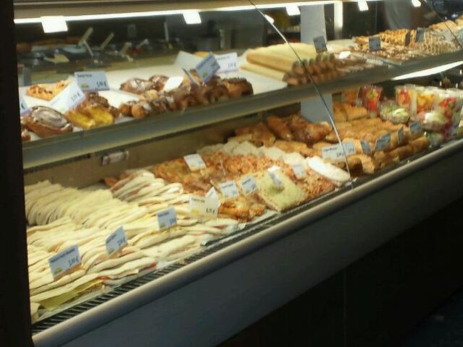 帰りにザンド広場近くのパン屋さん。