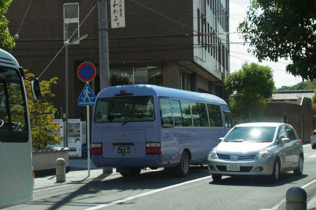 突然横切ってきた、横文字のバス。<br />なんだろう・・・なんどか読んでみて気がついた！<br />近江兄弟社でした〜〜なるほど。