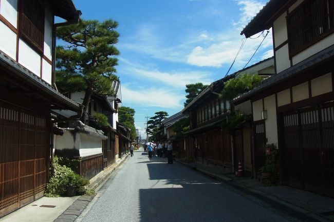 新町通り。<br />あ〜なつかしい街並み♪<br />ガイドボランティアの方が団体の方を連れてガイドされています。