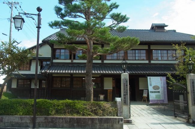 旧 伴家住宅。郷土資料館の向かいにあり、近江八幡市立資料館として、入場料500円で旧西川家･歴史民族資料館とあわせ４つの資料館に入館できます。せっかくなので入りたかったんですが、ベビーカーで寝ている子がいるため・・・段差もありそうだし、交替で見るにはちょっと広すぎるので・・・断念。<br />