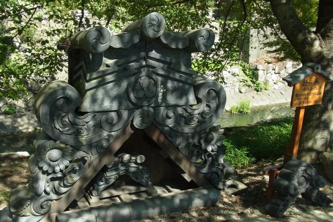 さて、ぐるっとまわってまた八幡堀にもどってきました。<br />このあたり、かわら（八幡瓦）が有名らしいです。