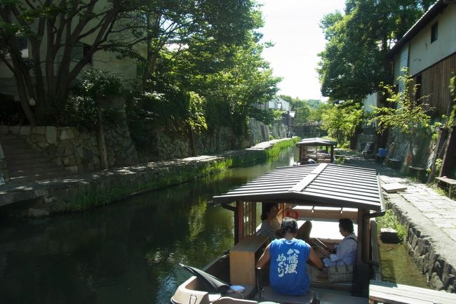 ここから八幡堀を舟でめぐることもできます。こういうのとっても好きなんで、乗りたい気もしたけどー、やっぱりまだ息子は寝ていたので。。お堀の脇を歩いてみました。ベビーカーではちょっと大変。。