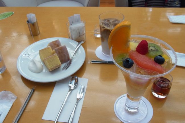 焼きたてバームクーヘンと、フルーツティー（名称忘れましたが、ゼリーと、紅茶ソースつき）。あとは夫はエスプレッソ、私はアイスカフェラテ。