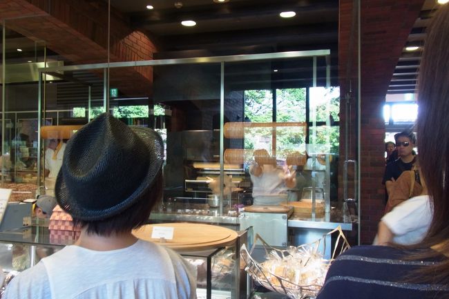 これが、行列になっているお持ち帰り用の焼きたてバウムクーヘン。かなり並んでいました。