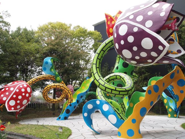 美術館の入り口のオブジェが凄いことになってます。