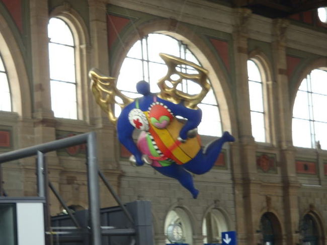 中央駅構内に飛んでたオブジェ。<br /><br />何だ、こりゃ？？？