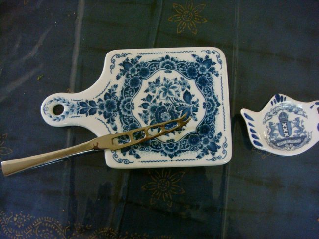 デルフト焼きのお店でget<br />チーズ切り用のカッテイングボードとテイーバッグの受け皿。<br />チーズ切りはブリュージュのDille＆Kamilleで。
