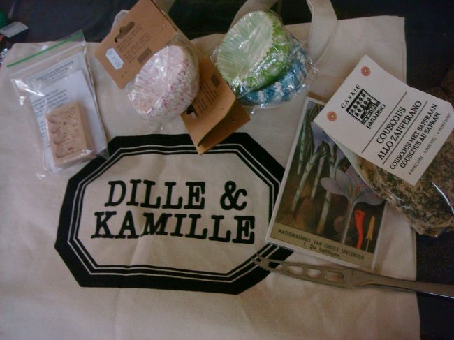 ブリュージュのDille＆Kamilleでget<br />クスクスとかサフランとかの料理材料と<br />スペキュロスの型ぬきとかチーズ切り、チーズおろし、カップケーキの紙<br />いろいろキッチングッズとかガーデニンググッズとか<br />おもしろいお店。<br />いっぱいになったのでトートも購入。