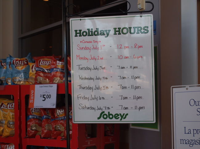 スーパーマーケットも営業時間が変則的なようなので注意です。入り口にホワイトボードが出ていました。でも11時まで営業しているんだ〜（6時ごろまでだと思ってた）