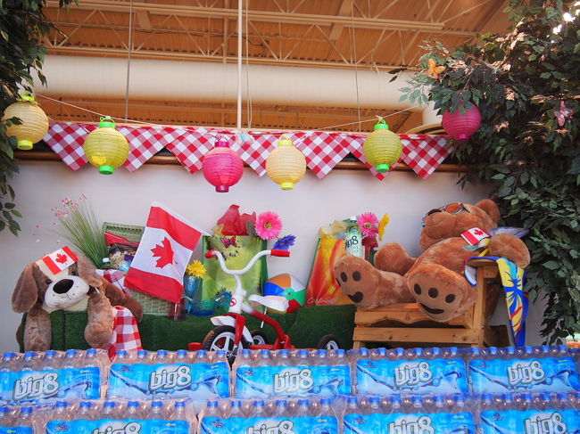 Sobey'sの入り口にはまだカナダデーの飾り付けが残っていました。<br />