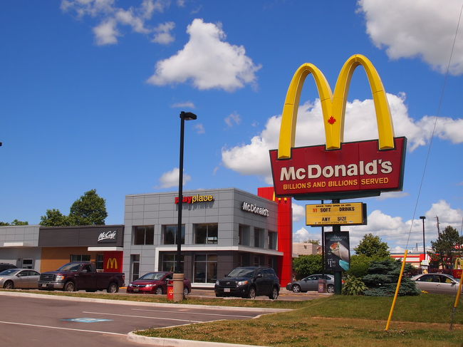 Sobey'sでお土産など少しだけ買い物をして、ランチをするために通りの向かいにあるマクドナルドへ。