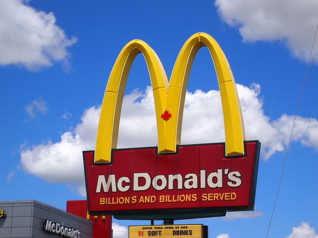 いろんな人のブログでよく見る、カナダのメープルリーフの入ったマクドナルドのマーク。