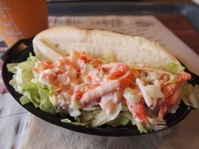 今しか食べられない！期間限定のマックロブスター。$6.39は高いような気もするけど・・・旦那さんはフライドポテトとスムージーのセットで$10.19。美味しいかどうかはよくわからない・・・まあ今しか、アトランティックカナダでしか食べられないしということで、食べてみる価値はあります。ちゃんとしたロブスターがコロコロ入ってます。<br /><br />Subwayにもロブスターサンドがあるそうで、そっちの方が美味しいという噂も。Subwayの方は食べられなかったので真偽のほどはわからなかったけれど、Subwayでは数量限定なようなので売り切れていることもあるようです。<br /><br />一緒に頼んだマックカフェのピーチスムージーがとっても美味しかったです。