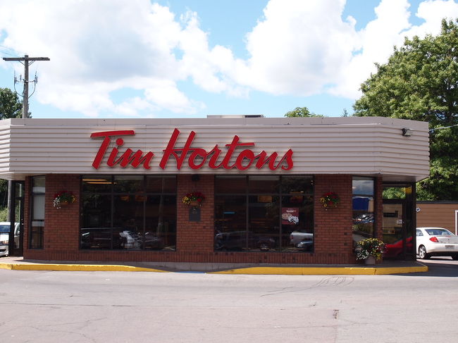 お腹いっぱいでマクドナルドを出たら、隣にティムホートンが！！<br />ティムホートン大好きな私は入らずにいられませんでした。。。