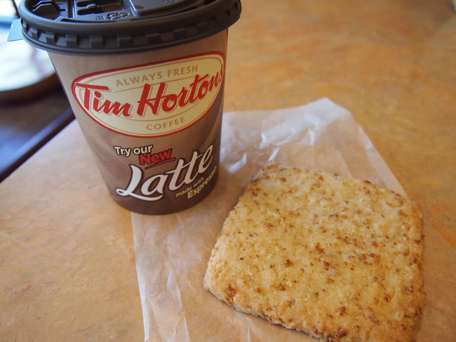 コーヒーとオートミールクッキーを頼んで、店内のテーブルで食べました。<br />ここはドライブスルーがあって、車が列を作っていました。このコーヒーの安さ。そりゃあみんな毎日列を作ってコーヒーを買いますよね〜私も住んでいたら毎日買っているはず。ドーナッツもそんなに甘すぎるということもなく、私は好きでした。<br /><br />店内ではおばあちゃんたちがコーヒーとドーナッツをつまみながらおしゃべりしていました。でも圧倒的に持ち帰りが多いかな。<br />