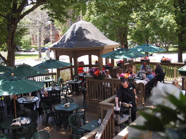 テラスで談笑しながらランチを取っている人たち。<br /><br />荷物を置いたら、今度は市内へ。<br />