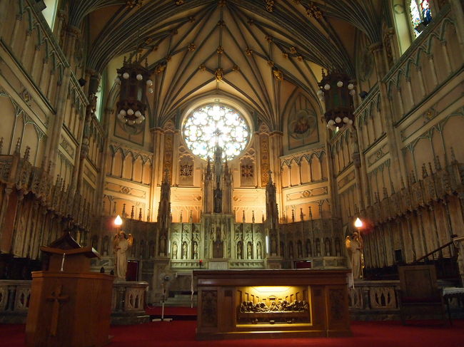 こちらも華美ではないけれど装飾は手が込んでいます。