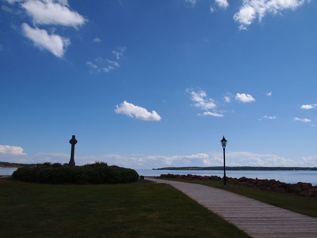 海沿いには板張りの遊歩道が続いていて。3kmほど歩けるようになっています。