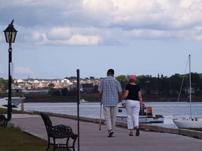 手をつないで散歩をするご夫婦。<br />こんな場所が家の近くにあったらなあ・・・・<br /><br />のどかな時間が流れていました。
