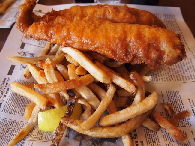 海を見ながら贅沢な時間を過ごした後は、赤毛のアンミュージカル！<br /><br />の前に腹ごしらえです。<br />事前に目をつけておいたお店でFish&amp;Chips。食べたかったんです。<br /><br />これボリュームわからないかもしれないけど、すごいです。<br />アツアツホクホクでカリカリでフワフワでとっても美味しかった！でも食いしん坊で食べ物は残さない私もさすがに途中から胸やけが・・・お酢をかけたりいろいろしてみたけどギブアップ。<br /><br />驚いたことに、隣の席の老夫婦（本当にかなりのご高齢に見えました）は私たちより後に来て、先にペロリと食べ終わっていました。<br />その隣のテーブルの団体さんは、ビールとフライの前菜を頼んでいて、それで終わりかと思いきや、そのあとにFish&amp;Chipsを一人一皿ずつペロリ。<br />やっぱりすごいなあ。胃が違うんだろうなあ。