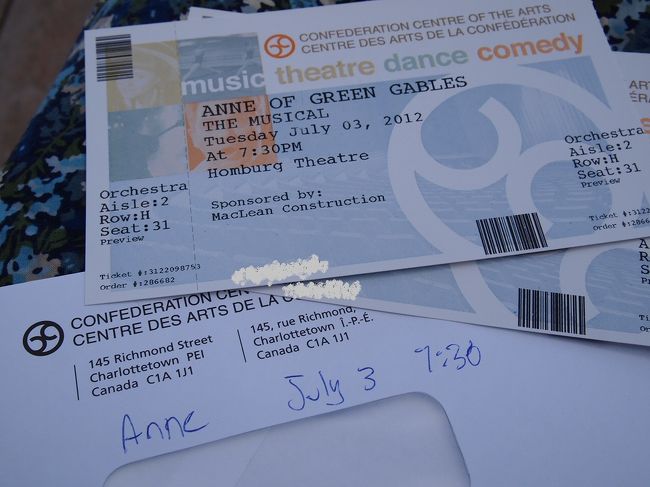 ミュージカルのチケット。初日なのでマチネ料金でお得でした♪<br />日本からインターネットで注文（クレジット払い）。座席図も出てきて好きな席も選べます。英語が苦手でも簡単に予約できます。<br /><br />当日少し早目に行って、コンフェデレーションセンターの隣にあるBOXオフィス（地下に窓口があります）でチケットを受け取ります。<br />日本でプリントアウトしておいた確認書を持ってくるのを忘れてしまってどうしよう〜と思ったけれど、携帯に転送しておいたんだった。ホッ。番号を伝えたら大丈夫でした。