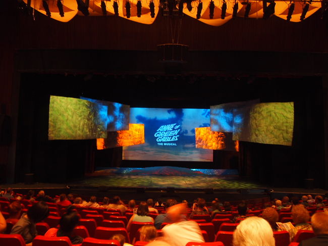 思っていたより小さな会場に人がぎっしり。おそらく満員だったのでは？<br /><br />今までツアーやホテルで見かけた日本人観光客の方々の顔が、あっちにもこっちにも(笑)