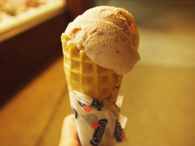 でも頑張って並んで買って、ホテルまで歩きながら食べました。旦那さんはシンプルにバニラ、私は写真のアイランドストロベリー。美味しかった〜カナダ一美味しいといわれるだけのことはあります。ミルクが美味しいのかな、シンプルな味の方が美味しさがよくわかる気がします。<br /><br />さて、これで幸せなプリンスエドワード島の日々が終了です。<br />天候にとても恵まれて大満喫大満足でした。<br />一泊延泊したし、ゆっくりのんびりしよう〜って思ってたけど意外と時間が無かったし、もっと見たいところ行きたいところが沢山ありました。でも日が長くて夜まで楽しめたのでまだ良かったのかな。<br />でも必ずまた来ます。絶対に！！<br /><br />さて早く帰って荷物をつめなくては。<br />明日は早朝便でモントリオールへ移動、Breakfast Boxの受け取りが4:30amです。<br /><br />