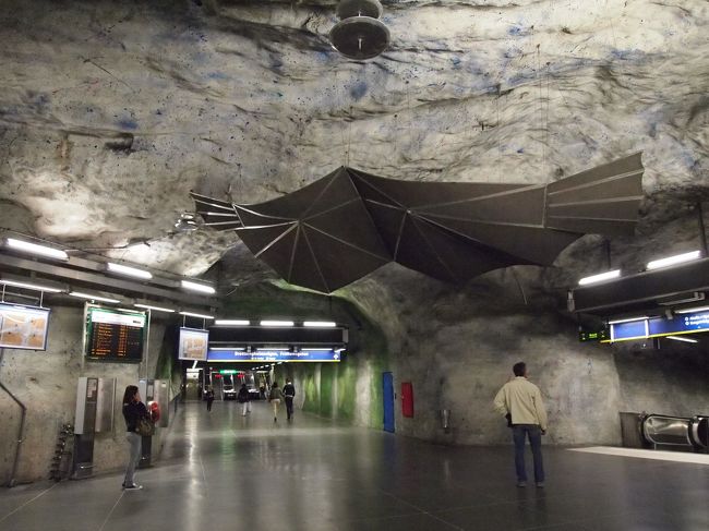 ↑とはまた別の地下鉄駅のホームです。<br />天井に大きなコウモリがいました！<br />洞窟のイメージでしょうか？