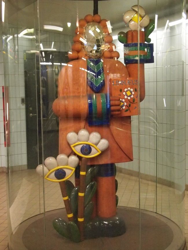こちらも地下鉄駅のアート！<br />埴輪を連想しました。。。