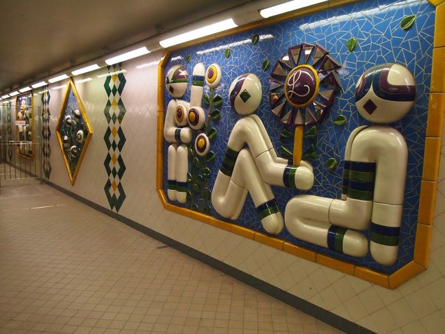 ↑と同じ駅です。<br />壁はこんなアート。<br /><br />駅によっていろいろなので<br />降りるたびに楽しみでした☆