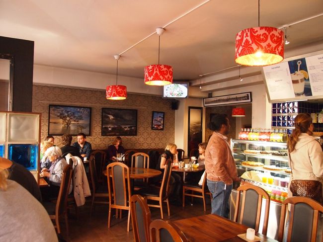 事前に調べてて行こうと思っていたカフェです。<br /><br />その名もBagel Deli☆<br />お客さんがいっぱいでした！！