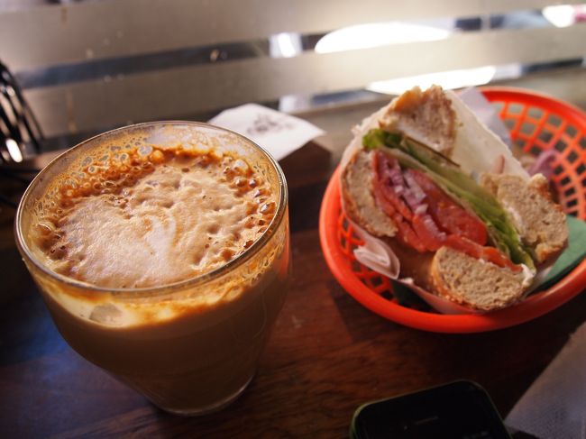 BagelといえばNYスタイル！！<br />と思い、サーモンとクリームチーズのベーグルをいただきました！<br />コーヒーもおいしかった^^