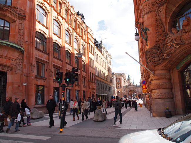 いよいよガムラスタンに近づいてきました！！<br />奥に映ってる門をくぐった先がガムラスタンです。<br />