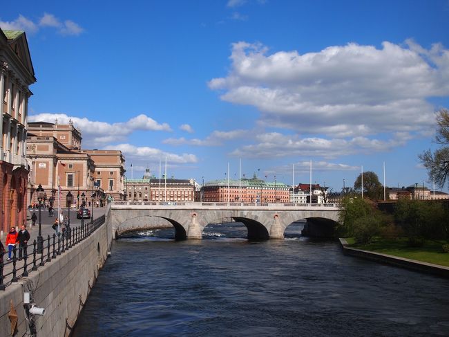 運河と青空とカラフルな建物が美しい景色でした。