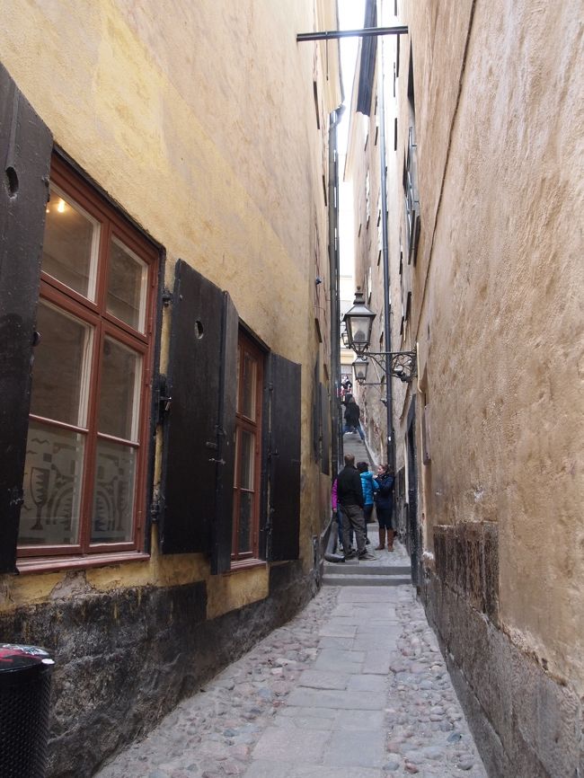 地図を見ながらガムラスタンで一番狭い道を探していると<br />人だかりを発見！！<br />みんな順番に写真撮影しています。