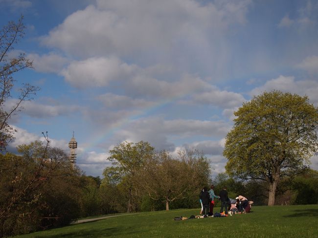 ガムラスタン散策の後は友人オススメの<br />カフェを目指してユールゴーデン島まで<br />トラムでやってきました！！<br /><br />突然の雨に見舞われたと思ったらすぐに止んで<br />うっすらですが虹が見れました♪