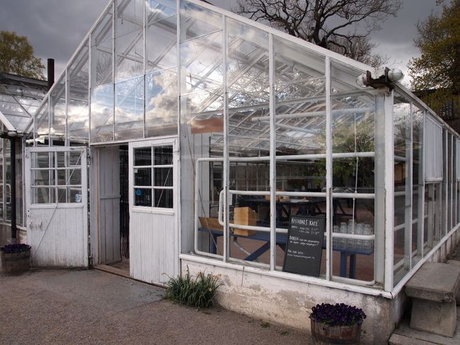 温室を改造したというカフェがこちら！<br />屋根に空が反射して美しい☆