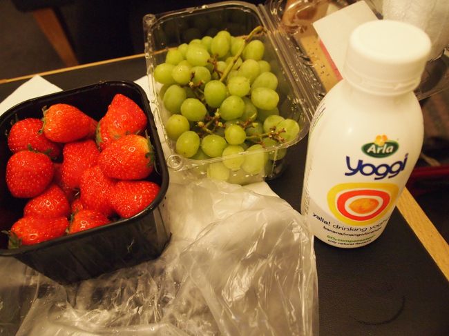 翌朝の朝ごはん。<br />フルーツとヨギー♪