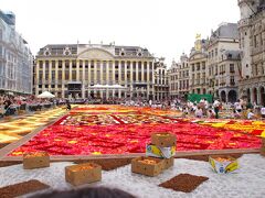 まだ外が明るかったので、さっそくグランプラスへ！

フラワーカーペットの前日という事で、沢山の人がお花を並べて忙しそうでした。

さすが、世界一美しい広場と言われているだけあって、建物がものすごく豪華でした。

人も、ものすごく多かったです。
最近治安が良くないと言われているブリュッセルですが、警察も沢山パトロールしていました。

周辺も散歩しましたが、ワッフルとチョコレートがあちらこちらに。