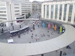 ホテルの部屋からの眺めです。

フラワーカーペットの間、近くの会場で毎晩、大音量で夜中の12時までライブをやっていたのですが、疲れてすっかり寝てしまいました。

中央駅の真ん前なのに、人の騒ぎ声とかはまったく聞こえず、
隣の部屋の音なども聞こえる事なく安眠出来ました。